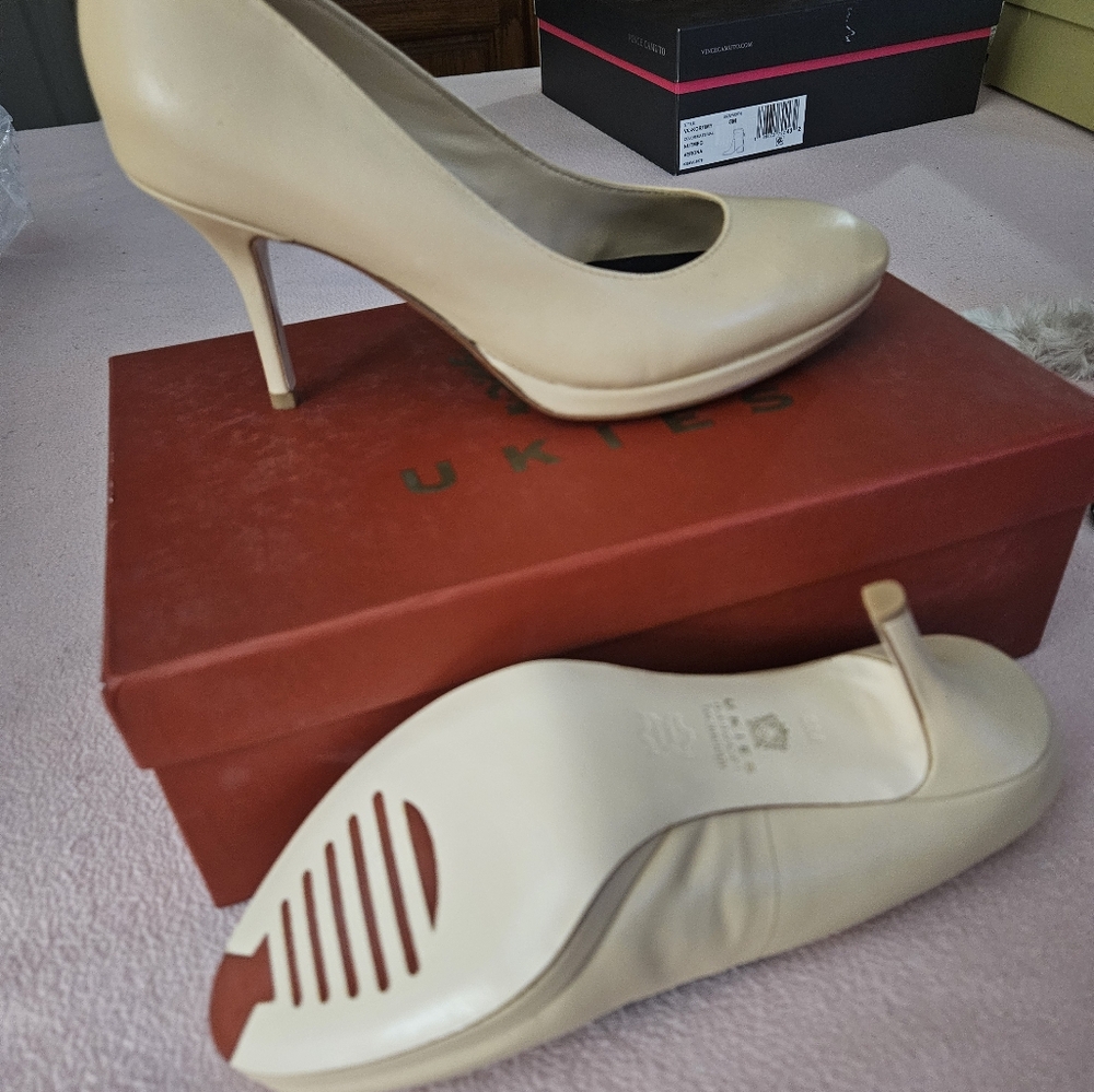 NIB. Ukies Shoes Arianna Beige Leather Stiletto Platform Pumps Womens Size 8
